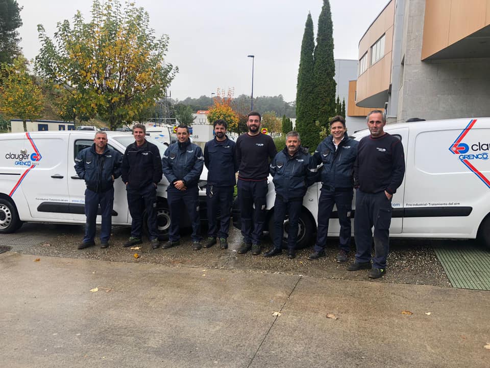 Il team di Clauger Iberia davanti ai veicoli Clauger