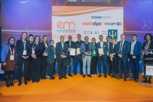Photo de groupe des participants et lauréats des Euromaritime Awards sur scène, lors de la cérémonie du Prix de la Transition Énergétique Maritime.