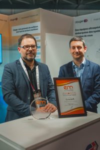 Deux collaborateurs Clauger présentent le trophée et le certificat Euromaritime Awards sur le stand, récompensant une initiative en Transition Énergétique Maritime.