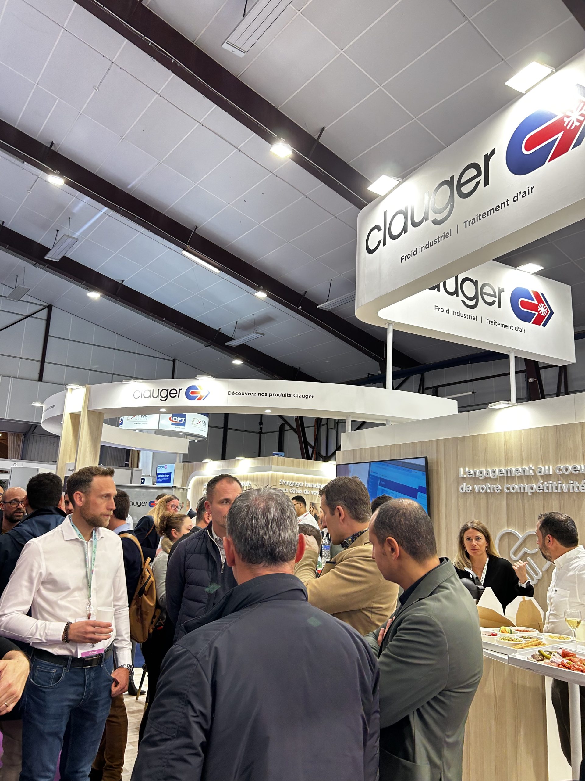 Stand Clauger au CFIA Rennes 2026 avec visiteurs en discussion autour des solutions industrielles