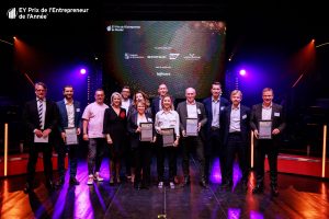 Photo de groupe des lauréats et participants sur scène lors du Prix EY de l’Entrepreneur de l’Année 2026 en Auvergne-Rhône-Alpes.