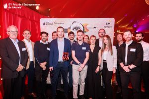 Frédéric Minssieux et plusieurs collaborateurs de Clauger réunis autour du trophée du Prix EY de l’Entrepreneur de l’Année 2026.